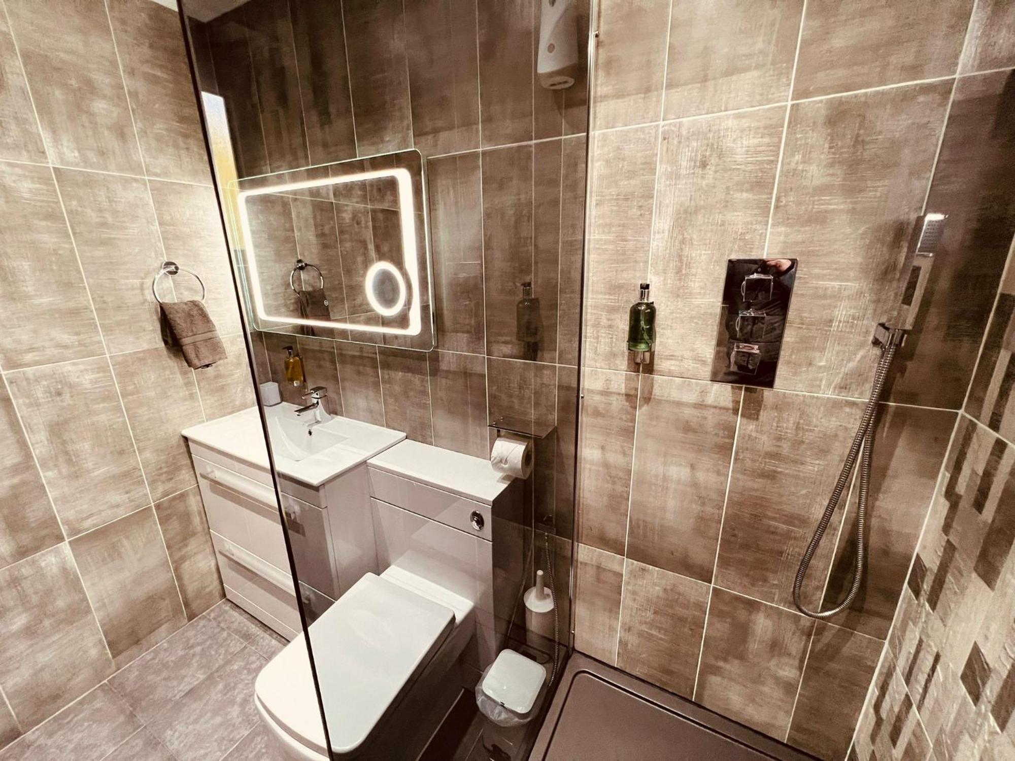 Modern Suites -5 Bedroom House- With Free Parking Birmingham City ภายนอก รูปภาพ