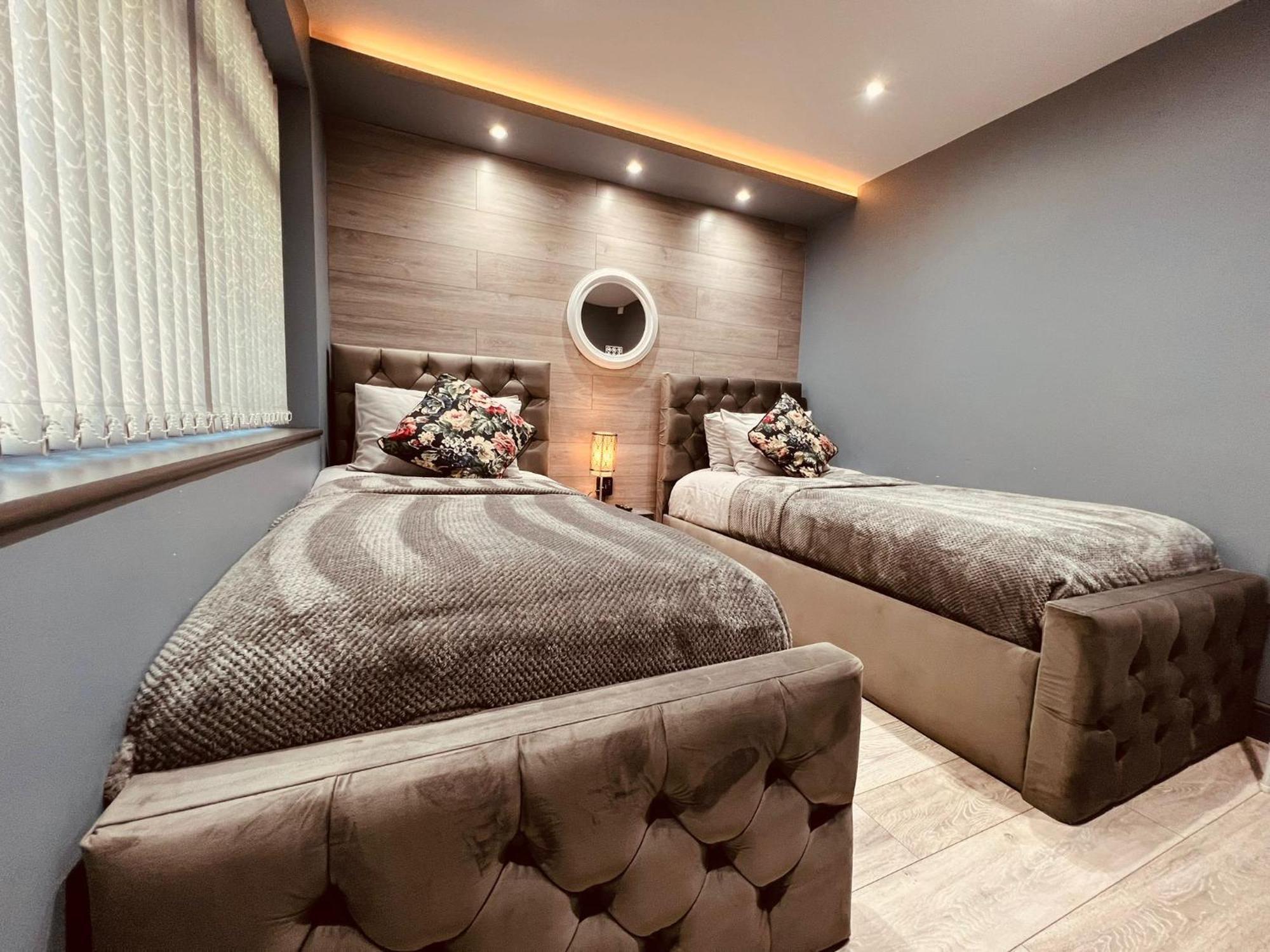 Modern Suites -5 Bedroom House- With Free Parking Birmingham City ภายนอก รูปภาพ