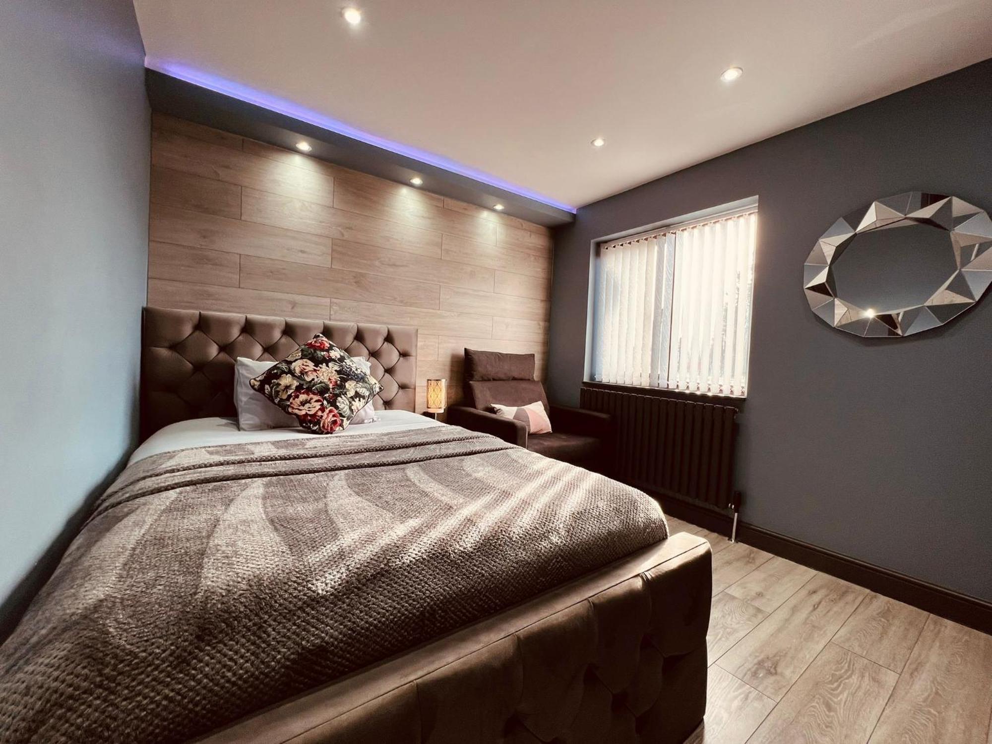 Modern Suites -5 Bedroom House- With Free Parking Birmingham City ภายนอก รูปภาพ