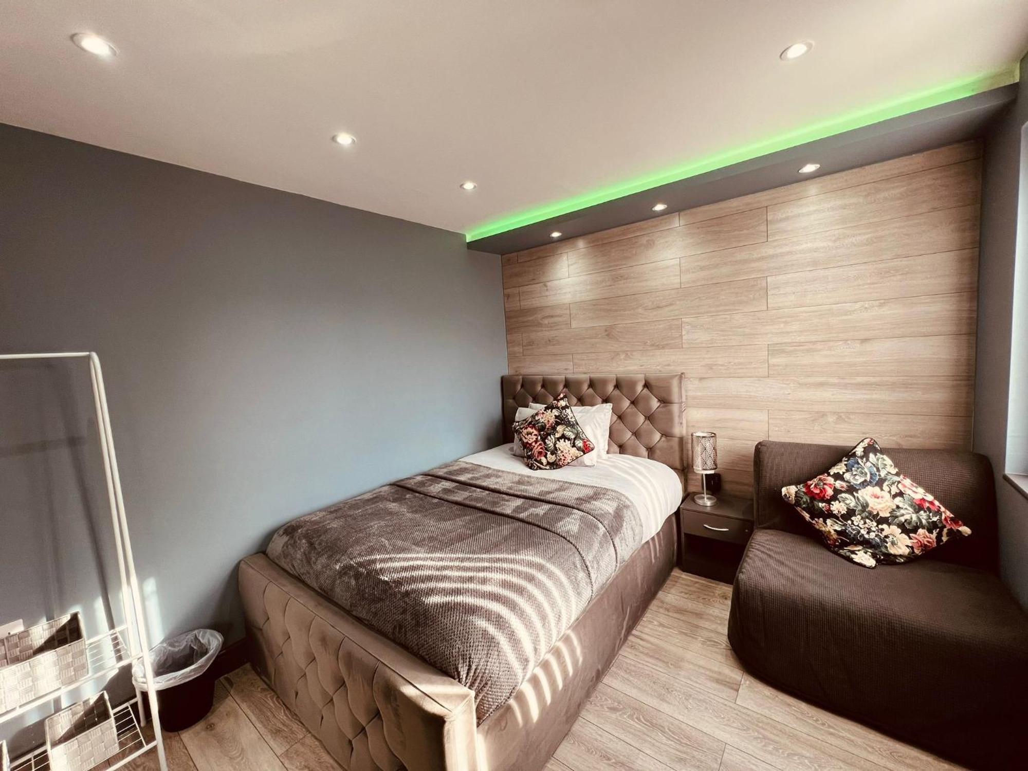 Modern Suites -5 Bedroom House- With Free Parking Birmingham City ภายนอก รูปภาพ