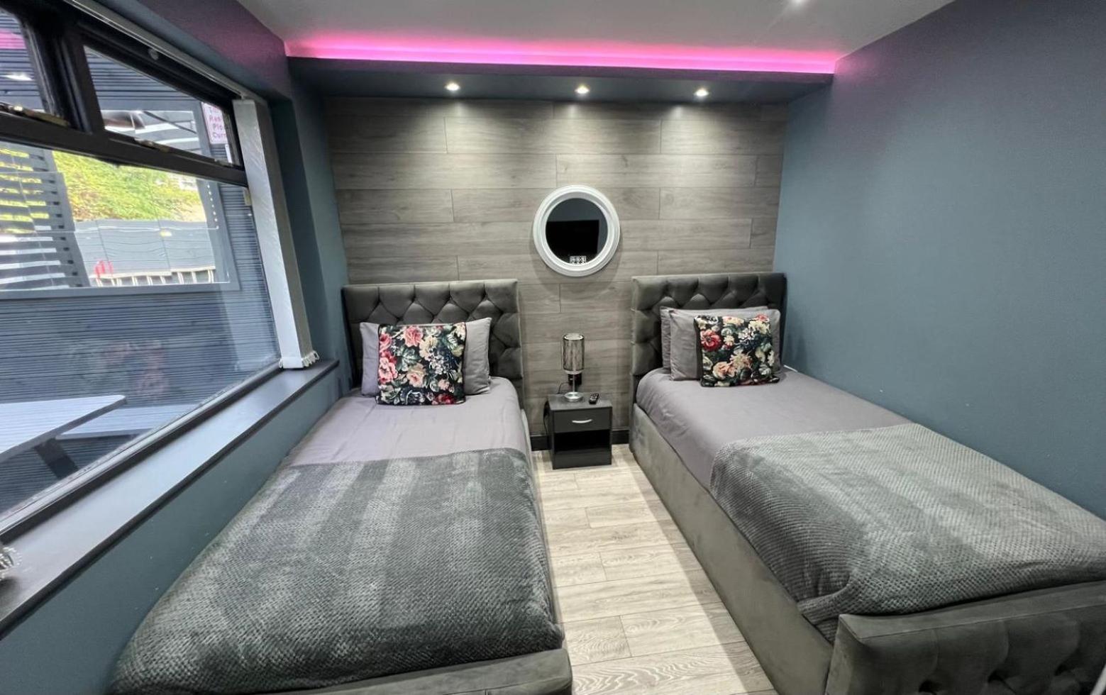 Modern Suites -5 Bedroom House- With Free Parking Birmingham City ภายนอก รูปภาพ