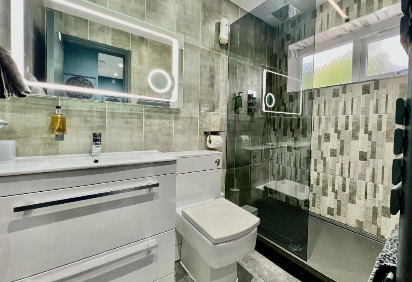 Modern Suites -5 Bedroom House- With Free Parking Birmingham City ภายนอก รูปภาพ