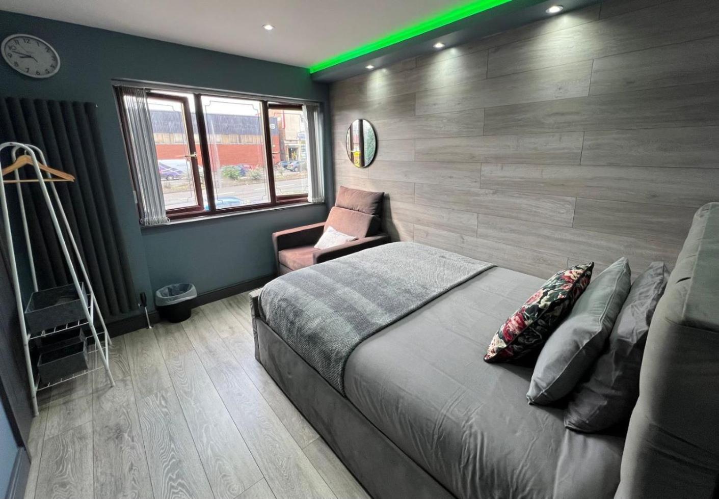 Modern Suites -5 Bedroom House- With Free Parking Birmingham City ภายนอก รูปภาพ