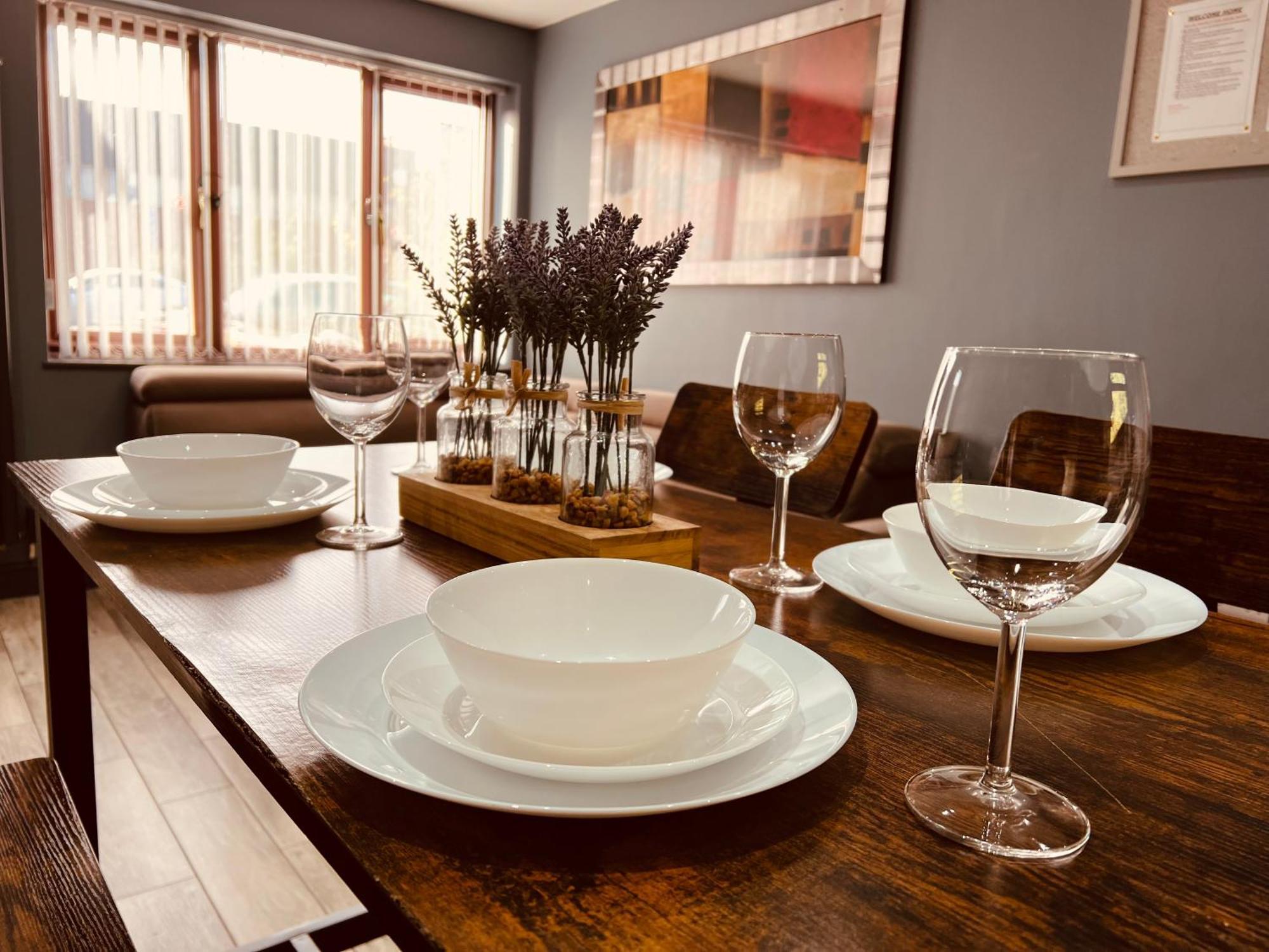 Modern Suites -5 Bedroom House- With Free Parking Birmingham City ภายนอก รูปภาพ