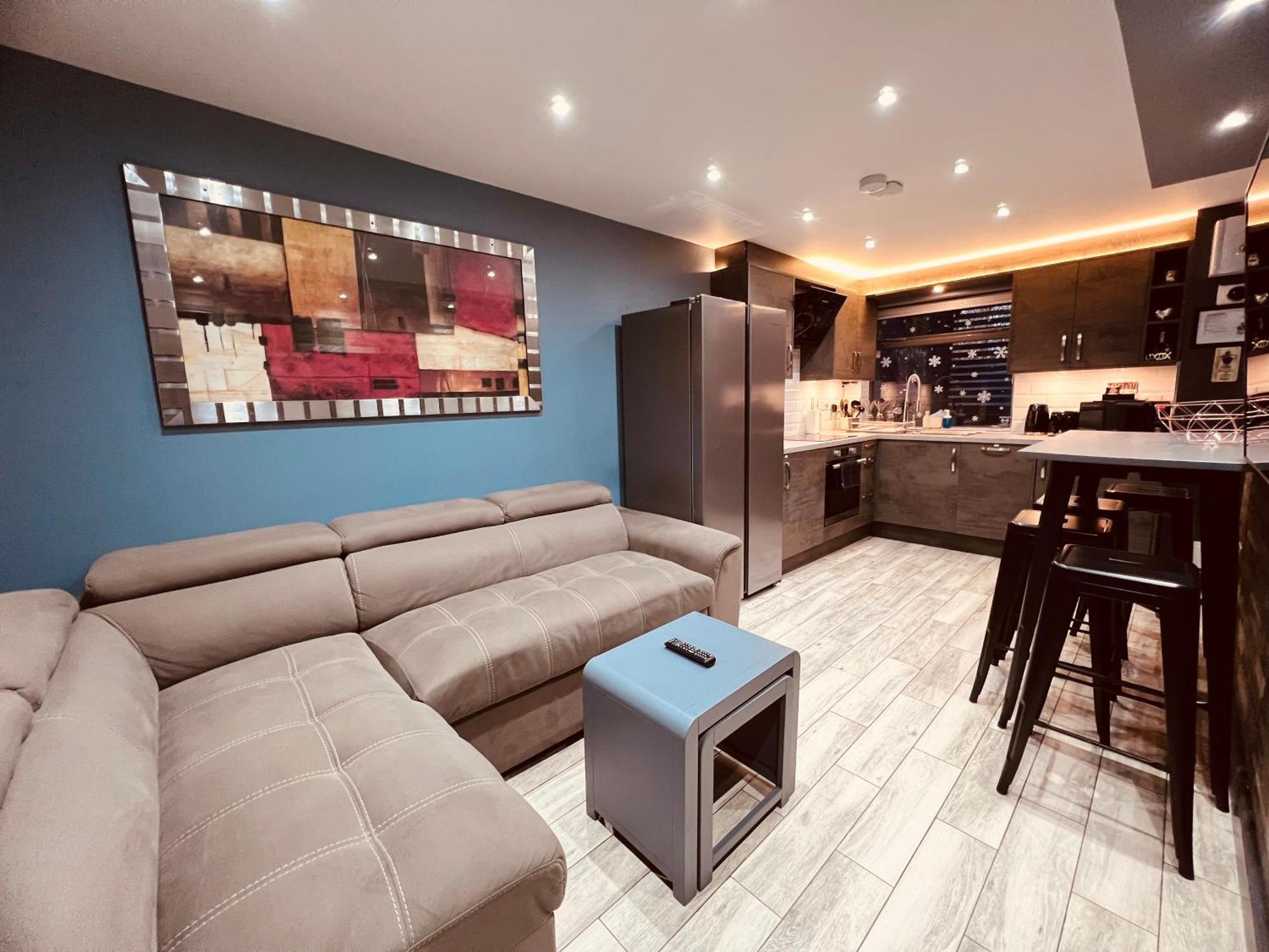 Modern Suites -5 Bedroom House- With Free Parking Birmingham City ภายนอก รูปภาพ